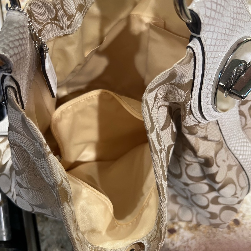Authentic Coach purse. Gently used. No stains or scratches. Excellent condition.